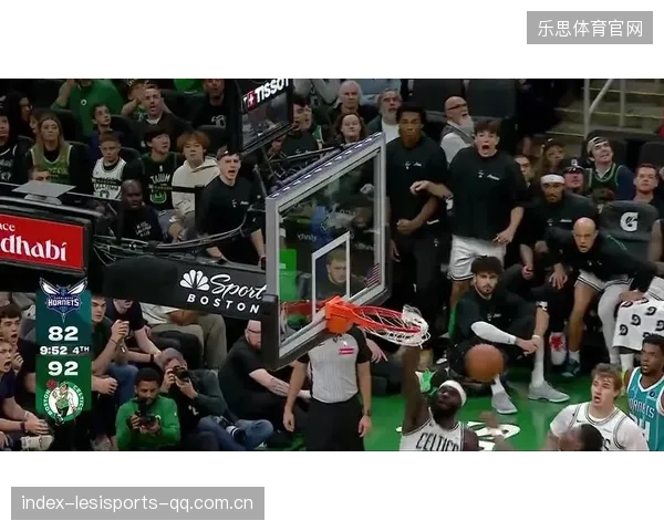 NBA单臂暴扣气势十足：篮球场上的王者之舞